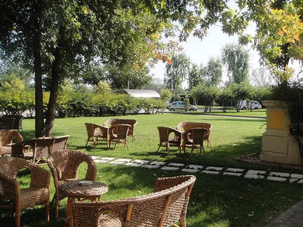 Hotel Villa Malpensa Виццола-Тичино 4*,